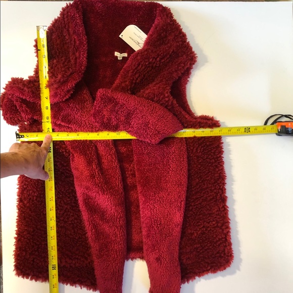 En Creme Red Fluffy Sleeveless Reversible Handkerchief Front Vest Shawl - Picture 5 of 8